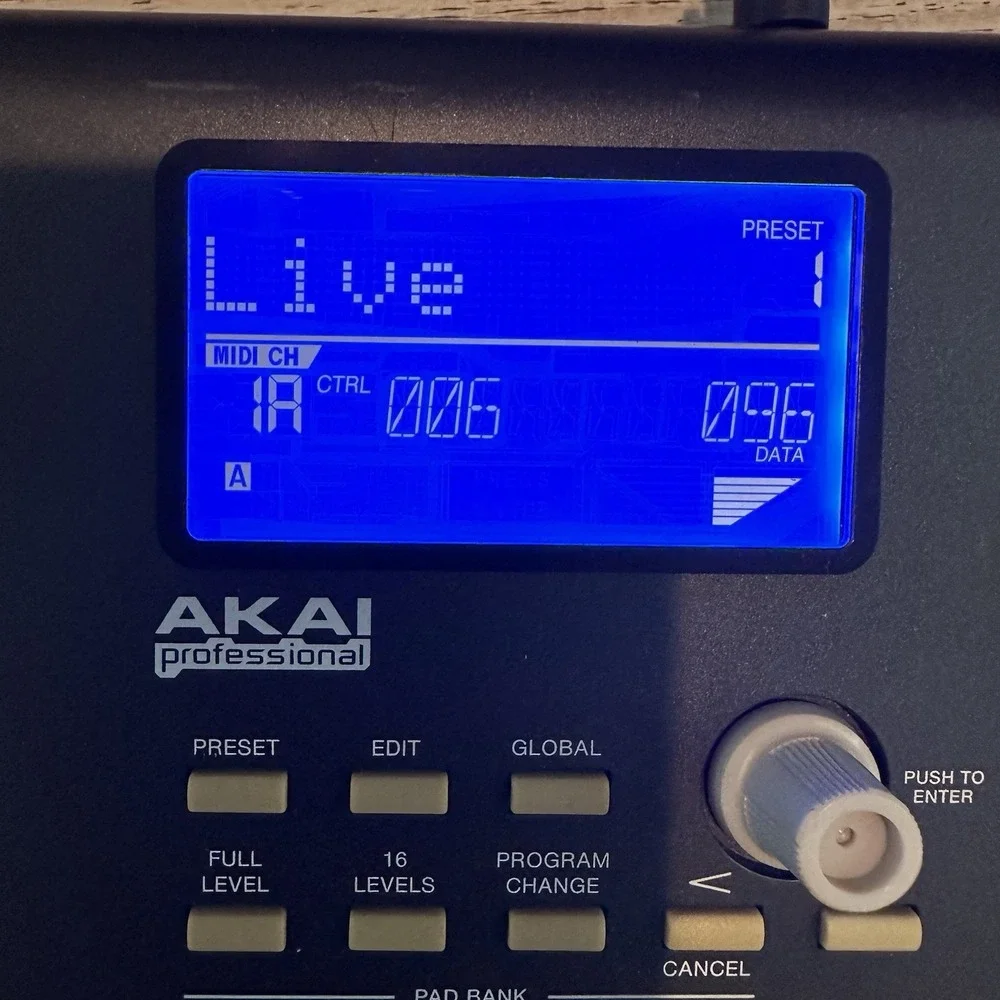 AKAI Professional MPD26‎ USB/MIDI Pad Control Unit Studio Recording Musical